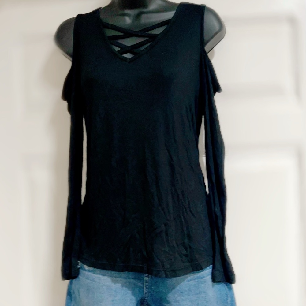 Women’s cold shoulder long sleeve top with crisscross front.  Black. Size S